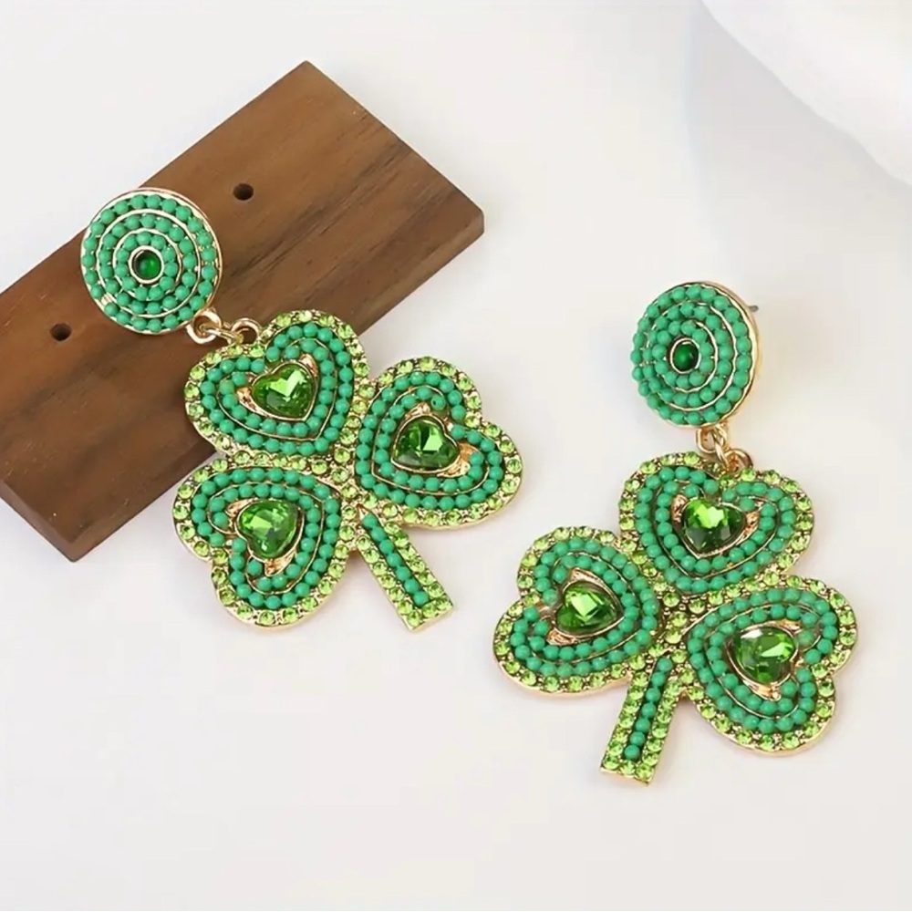 NEW Elegant Green Clover Earrings for St Patricks Day - Picture 4 of 5